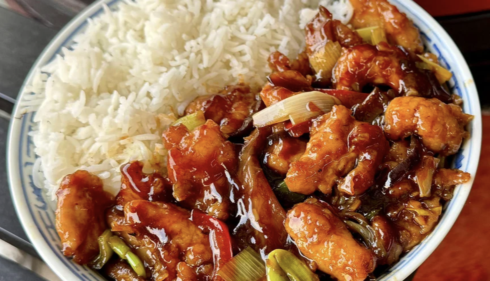 Oosterse wokschotel met malse kip en oesterzwammen