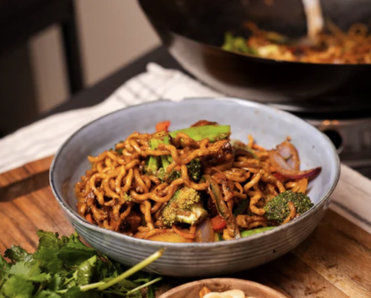 Kleurrijke woknoedels met krokante tofu en pindasaus