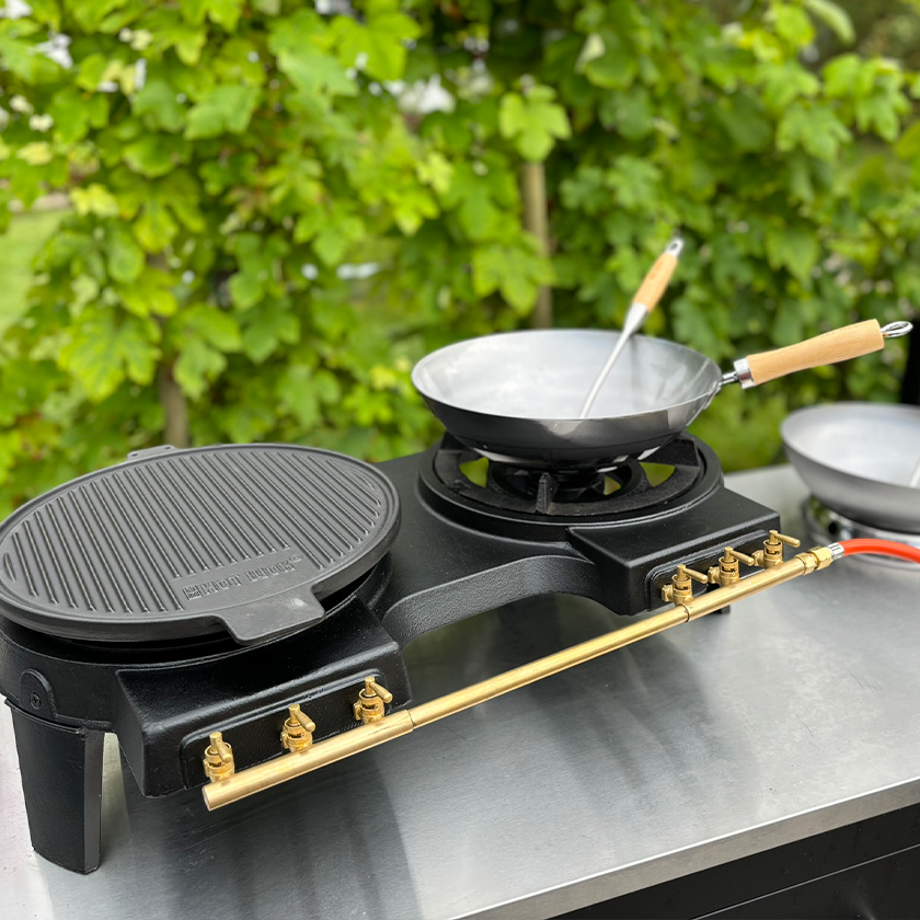 Dubbele Wokbrander 10kW | Hot Wok | Buiten | Zij aanzicht van de gietijzeren wokbrander