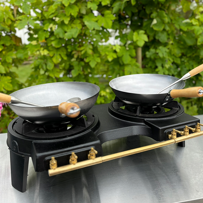 Dubbele Wokbrander 10kW | Hot Wok | Voor aanzicht buiten van de gietijzeren wokbrander