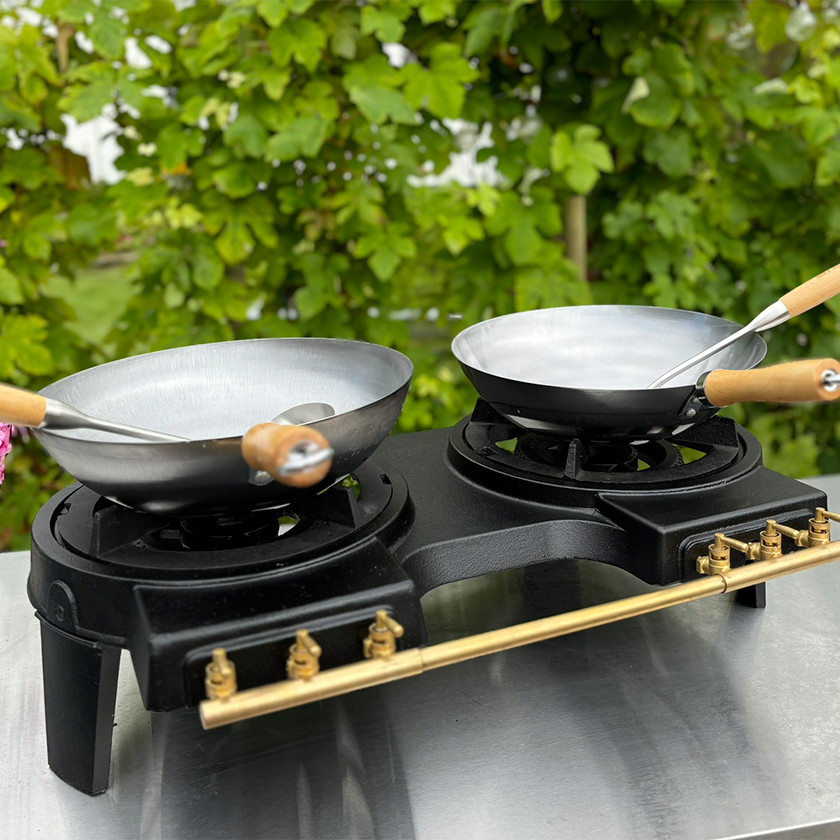 Dubbele Wokbrander 10kW | Hot Wok | Voor aanzicht buiten van de gietijzeren wokbrander