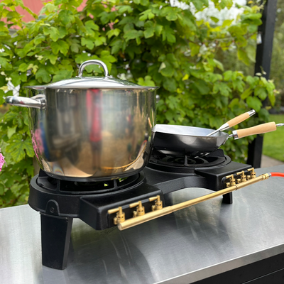 Dubbele Wokbrander 10kW | Hot Wok | Zij aanzicht met kookpan van de gietijzeren wokbrander