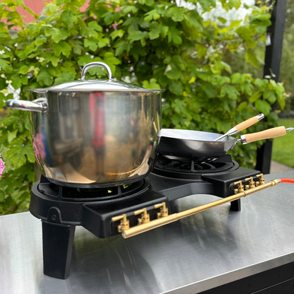 Dubbele Wokbrander 10kW | Hot Wok | Zij aanzicht met kookpan van de gietijzeren wokbrander