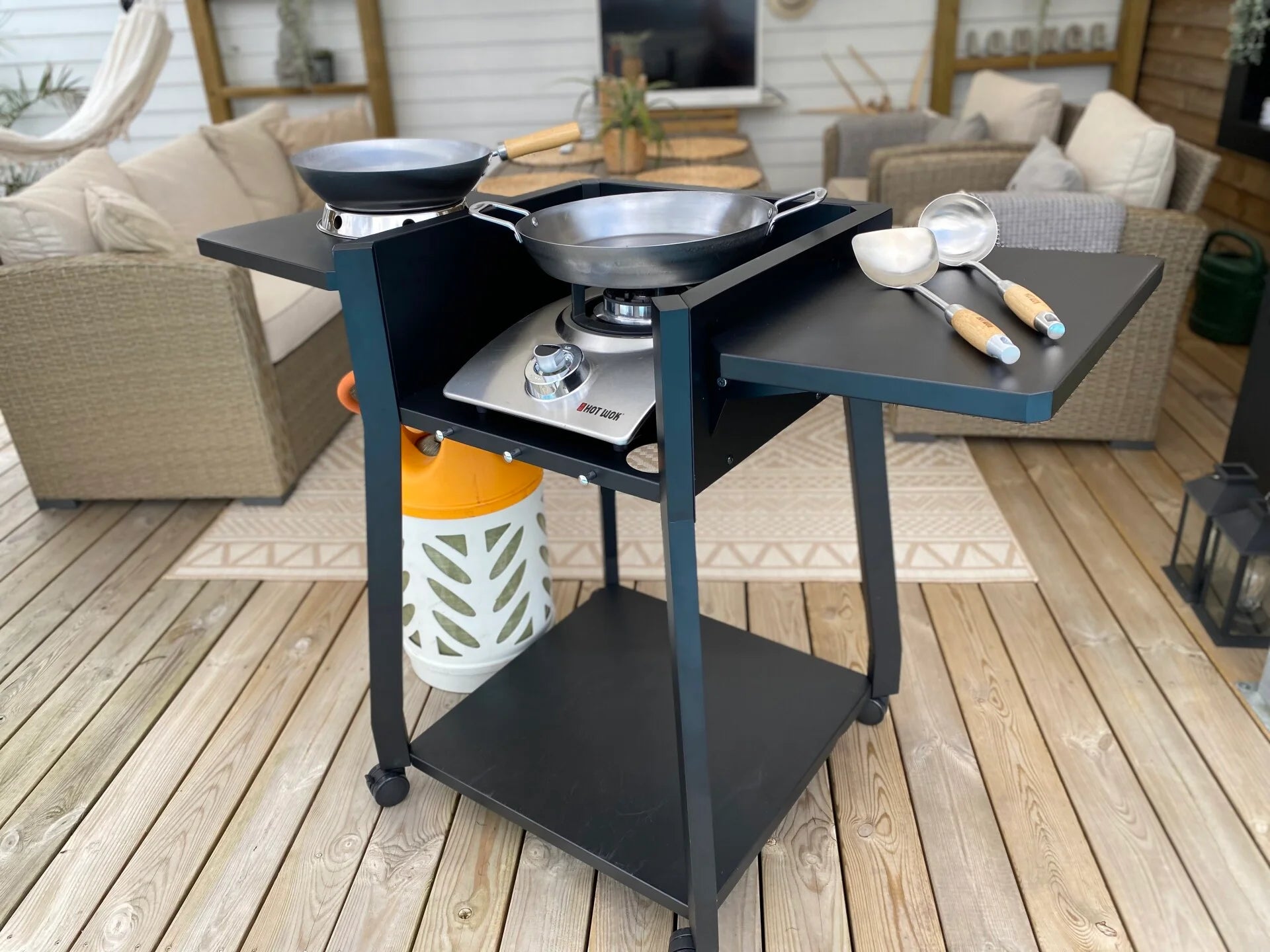ComforTafel | Zij aanzicht, met benodigdheden | Tafel voor wokbrander